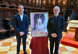 Ferrary junto al fotógrafo Luisma Gómez Pozo, este martes en el coro de la Catedral.