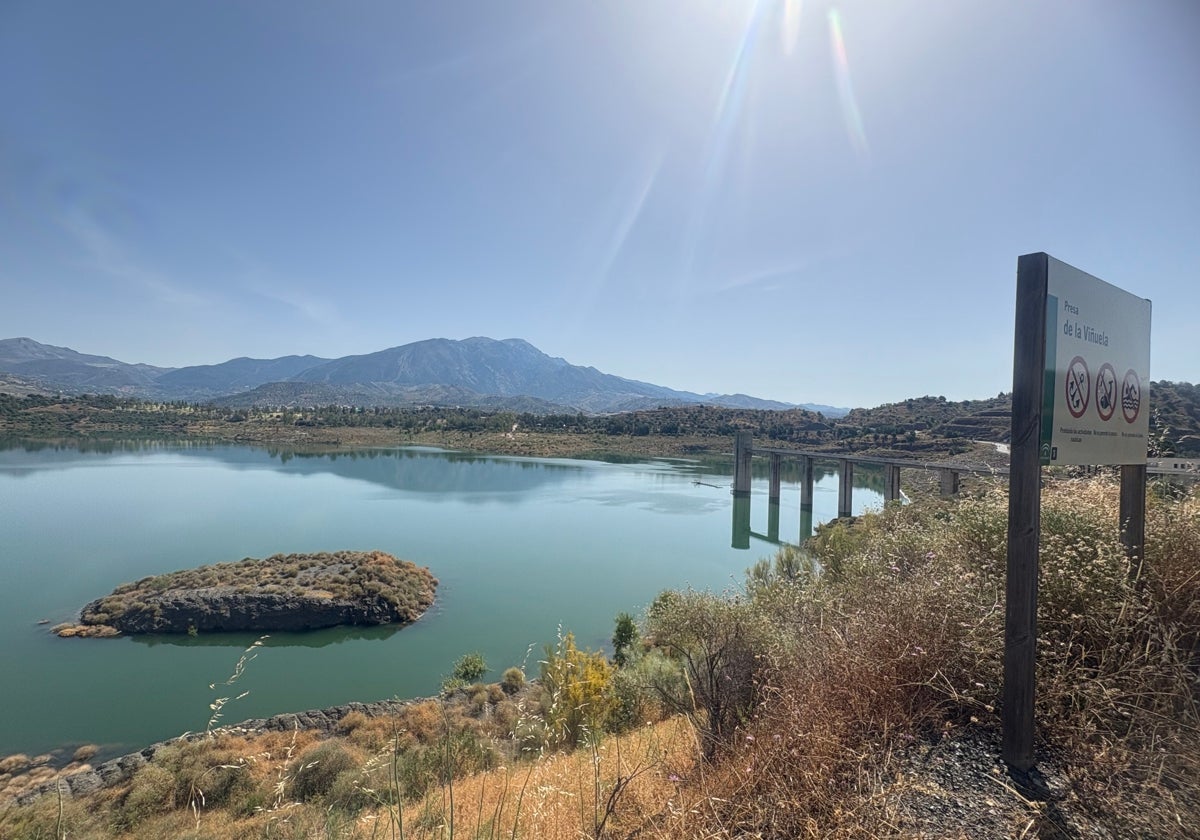 Imagen del embalse de La Viñuela, que almacena casi 83 hectómetros cúbicos, al 50% de su capacidad.