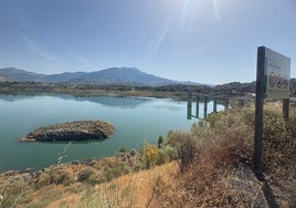 Imagen del embalse de La Viñuela, que almacena casi 83 hectómetros cúbicos, al 50% de su capacidad.