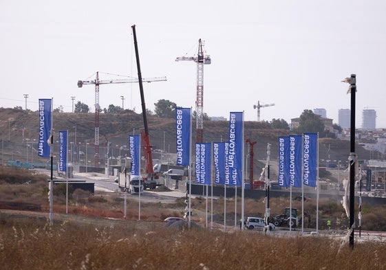 Construcción de los primeros edificios de viviendas en la zona de Distrito Zeta.