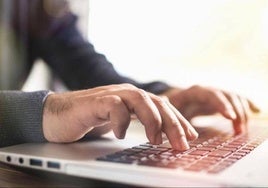 Un despacho de abogados reclama una deuda a un notario y acaba sancionado por incluir a una tercera persona en el correo