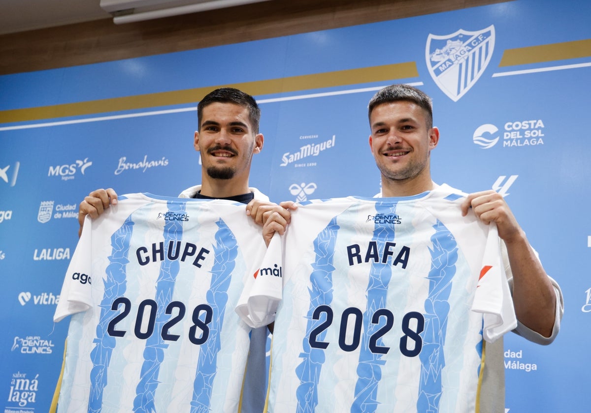 Chupete y Rafa posan con la camiseta que oficializa sus renovaciones hasta 2028.