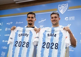 Chupete y Rafa posan con la camiseta que oficializa sus renovaciones hasta 2028.