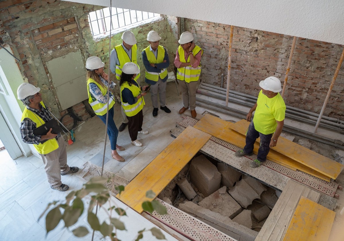 El alcalde y parte de su equipo durante una visita a las obras.
