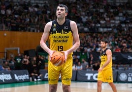 Shermadini, antes de lanzar un tiro libre ante el Joventut.