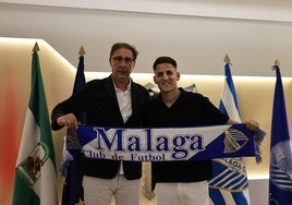 Loren e Ismael Salguero posan con una bufanda del Málaga tras la renovación del sevillano.