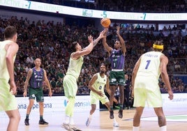 Carter, lanzando un tiro en el partido.