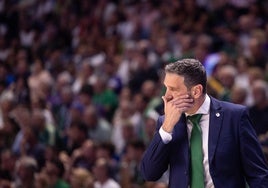 Ibon Navarro, pensativo durante el primer partido de la serie de cuartos de final.