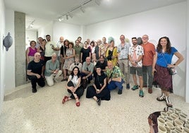 Asistentes a la inauguración de la muestra en la galería de arte torroxeña.