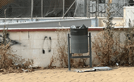 Basura en los aledaños de las papeleras.