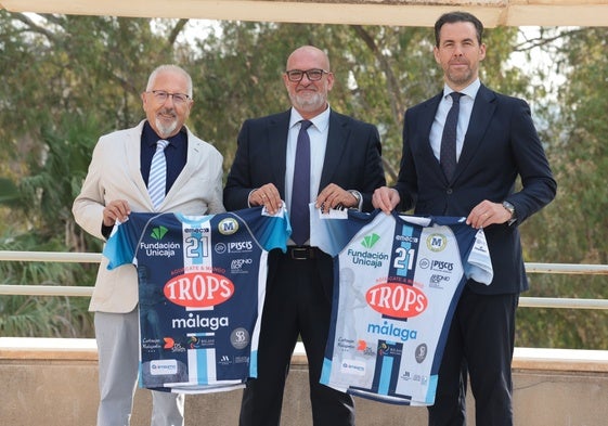 José Linares (presidente de Trops), Alberto Camas (presidente del Balonmano Ciudad de Málaga) y Víctor Luque (director general de Trops), con las camisetas de esta temporada.