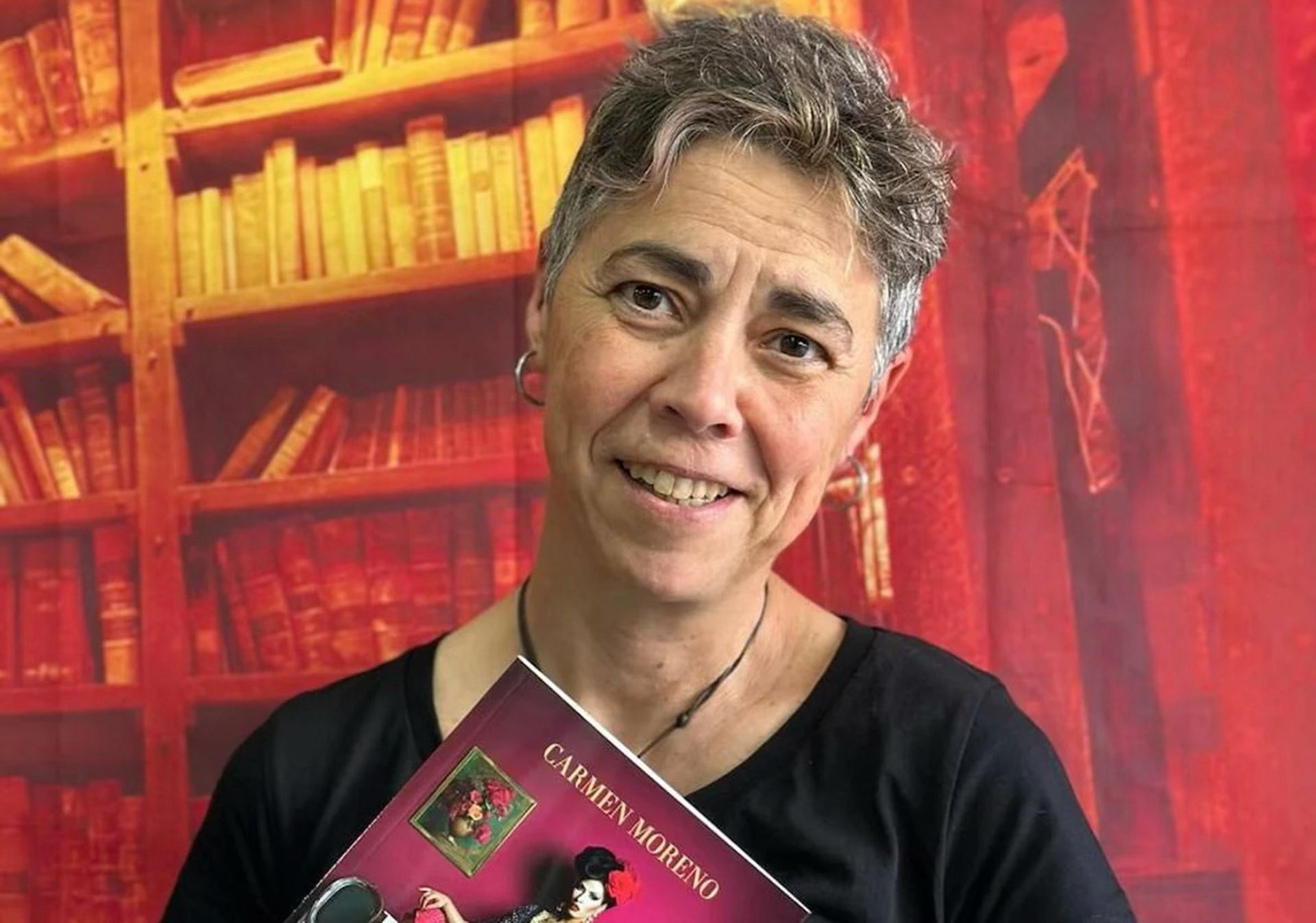 Carmen Moreno, autora de 'La copla queer' junto a su libro.