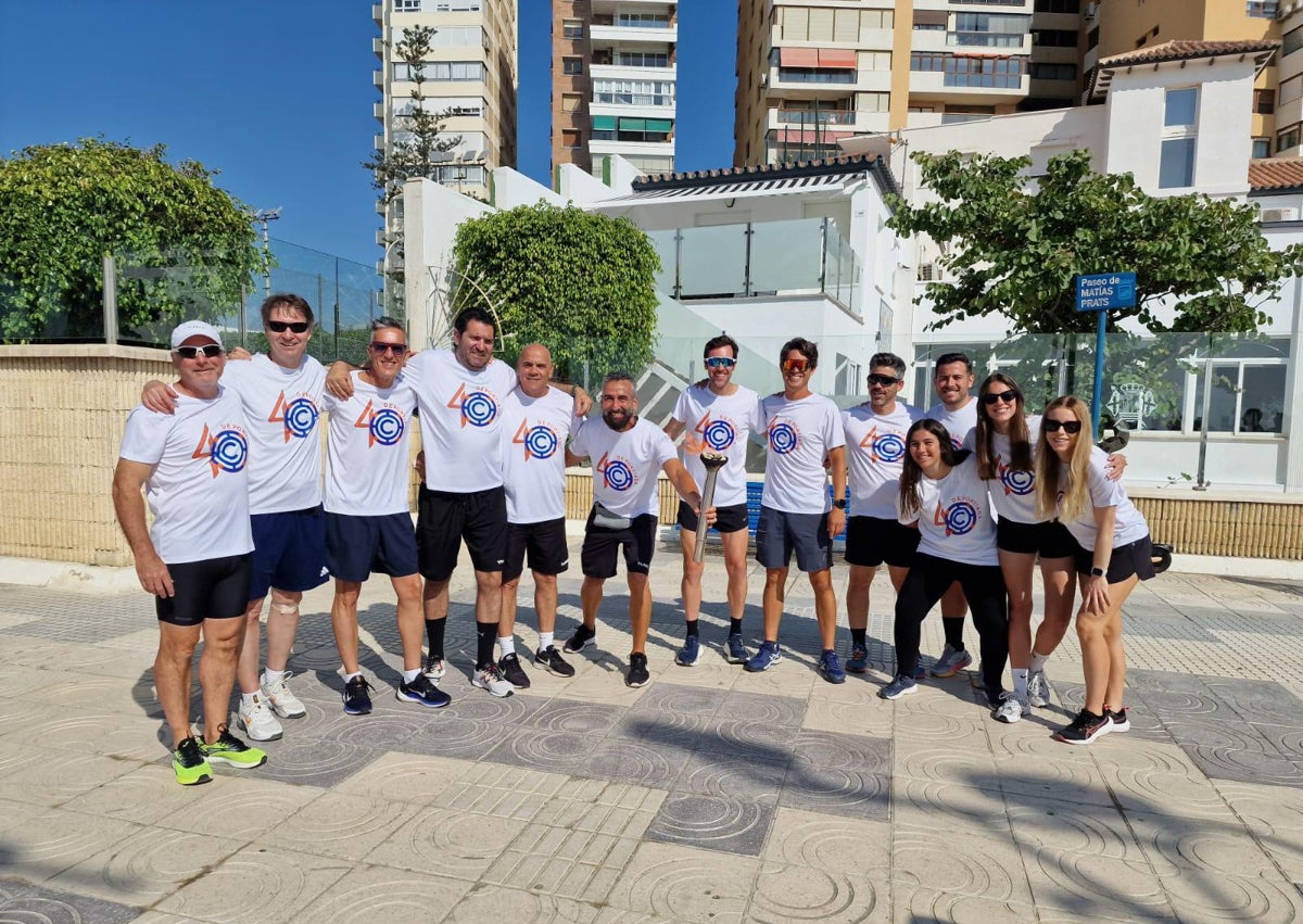 Imagen secundaria 1 - Xavi Casademont enciende la llama de la Deportiada en su 40.º aniversario