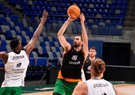 Kravish, Ejim, Osetkowski y Barreiro, en el último entrenamiento antes de viajar a Barcelona.