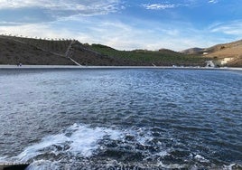 Imagen de una balsa donde se mezclan las aguas regeneradas con las del embalse de La Viñuela.