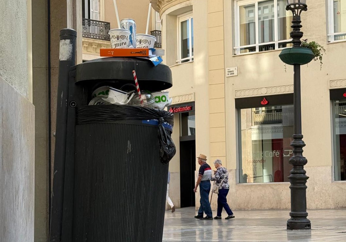 Vista de una de las papeleras en los aledaños de calle Larios.