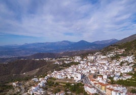 Vista aérea del casco urbano de Canillas de Aceituno.