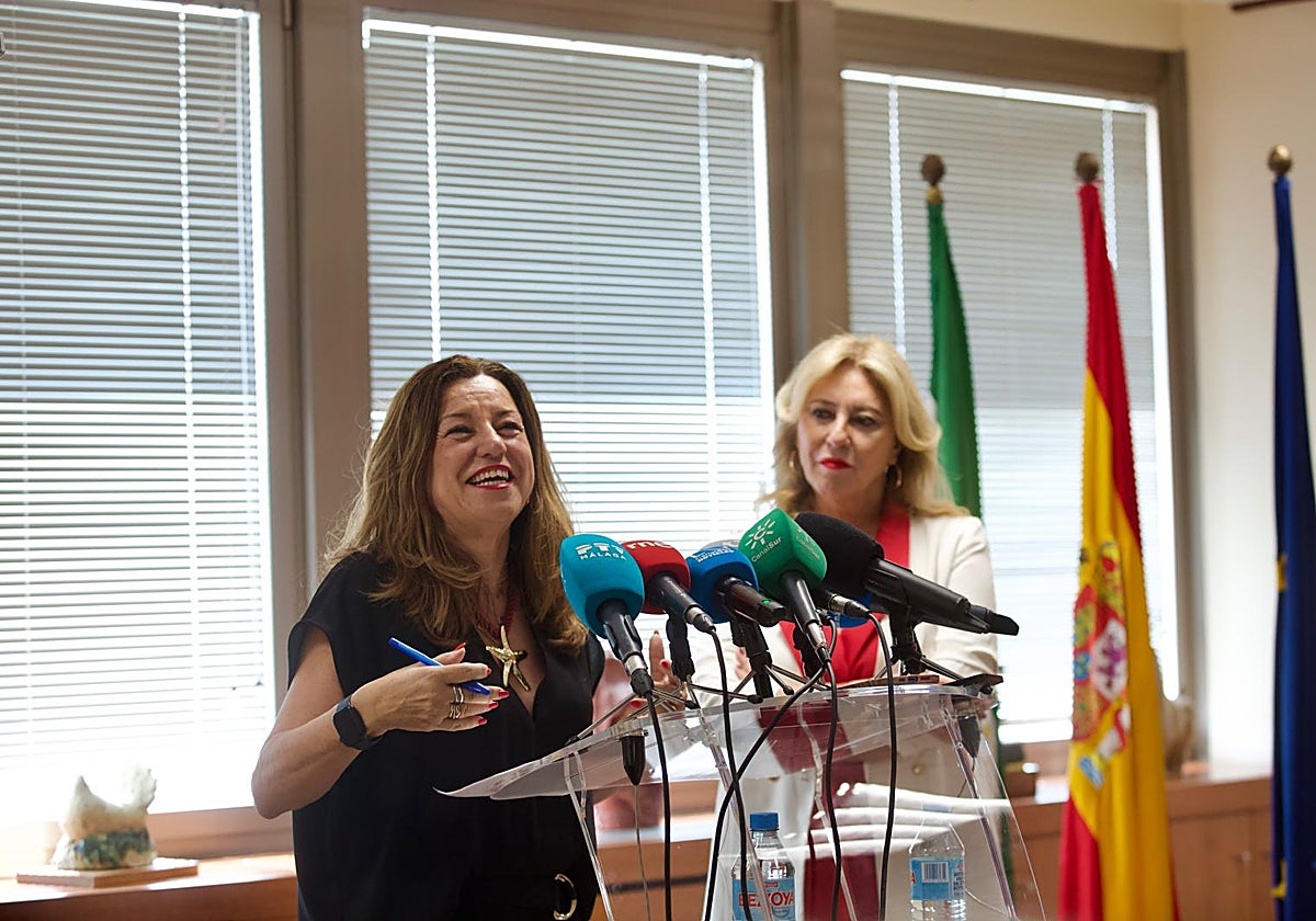 Carmen Castillo y Carolina España, este jueves, en la Delegación de Educación de Málaga.