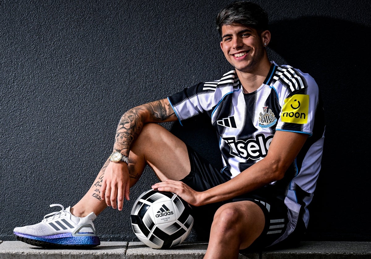 Antoñito, con la camiseta del Newcastle.