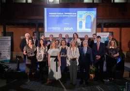 Los empresarios familiares premiados, con la consejera España y miembros de la Cátedra que comparten BBVA y San Telmo Business School.