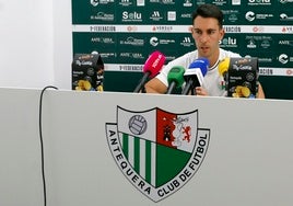 Javier Medina comparece en rueda de prensa.