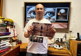 El artista, con varias de sus obras, en su estudio de Vélez-Málaga.