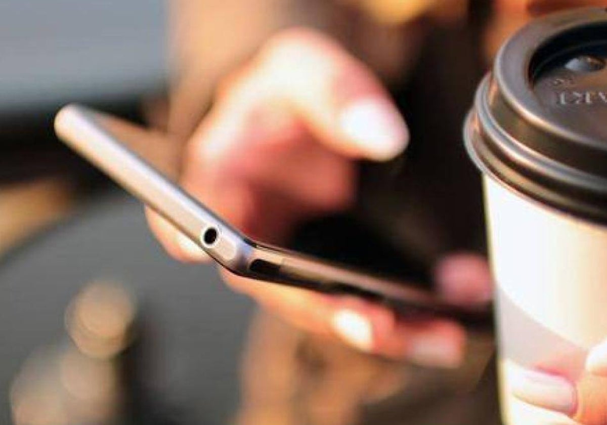 Multa por incluir «sin permiso» el teléfono de un trabajador en el whatsapp de la empresa y bombardearlo a mensajes