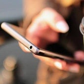 Multa por incluir «sin permiso» el teléfono de un trabajador en el whatsapp de la empresa y bombardearlo a mensajes