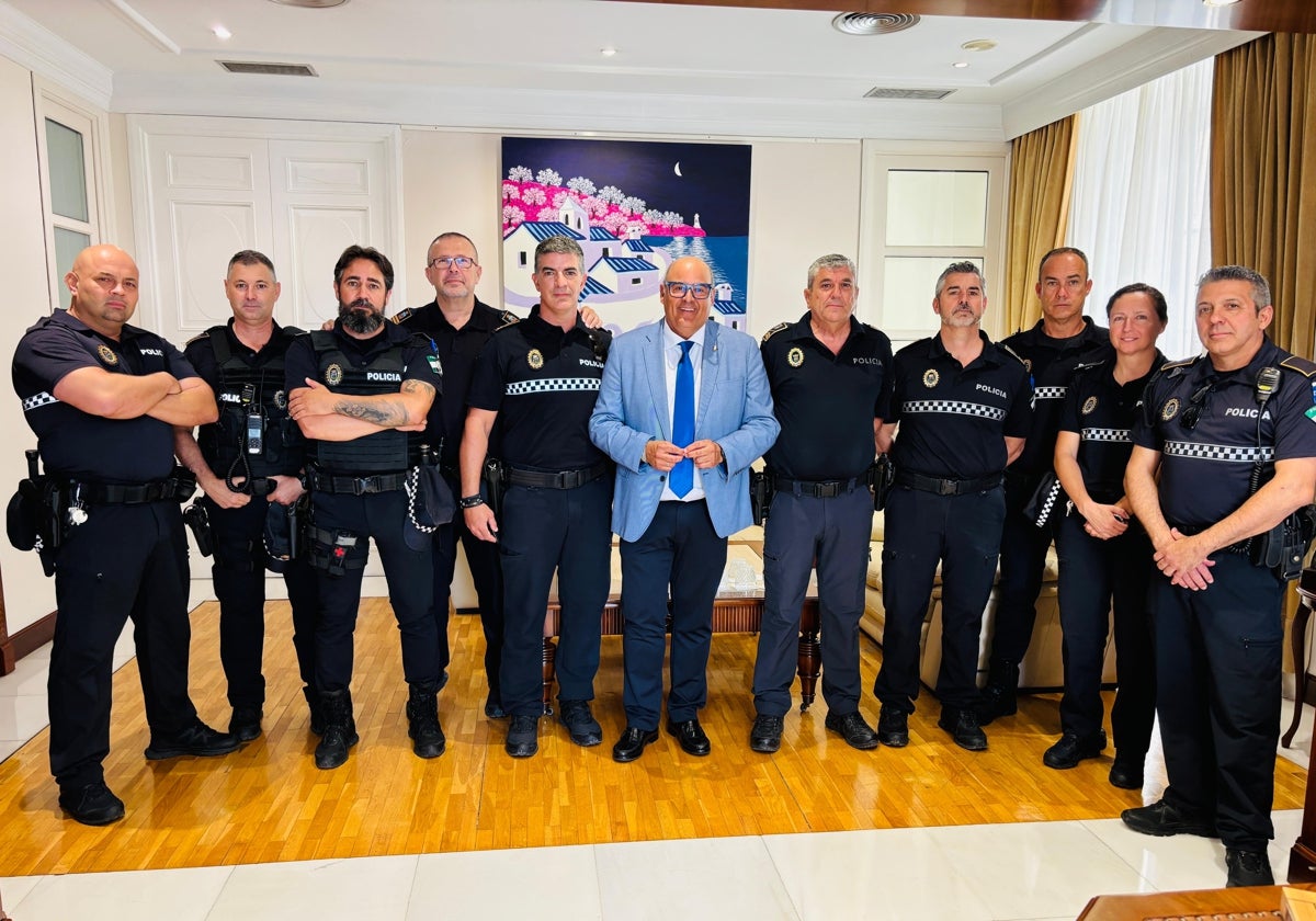 Los agentes de la Policía Local veleña, este jueves con el alcalde y el jefe policial.