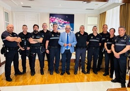 Los agentes de la Policía Local veleña, este jueves con el alcalde y el jefe policial.