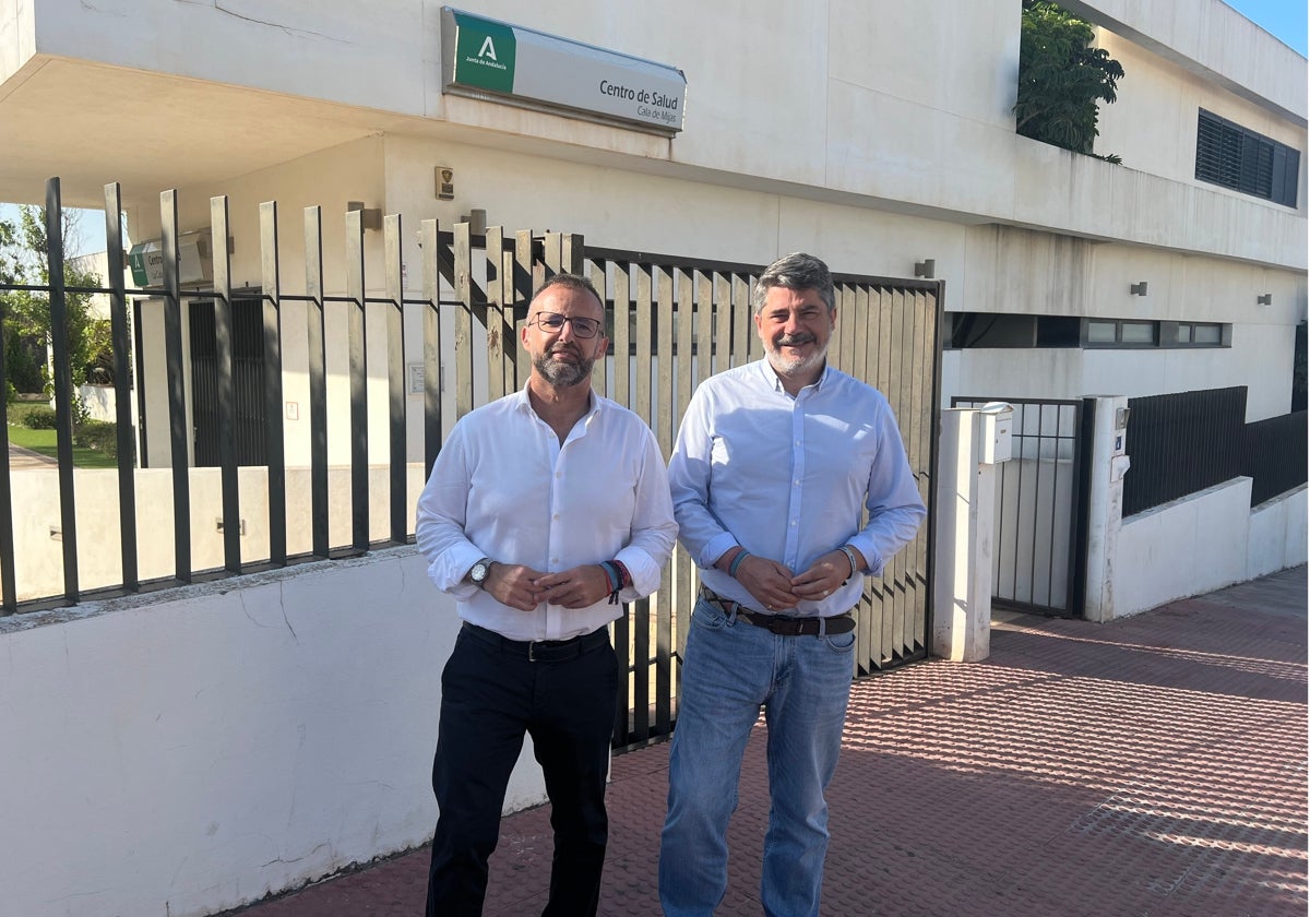 Los concejales socialistas delante del centro de salud de La Cala.