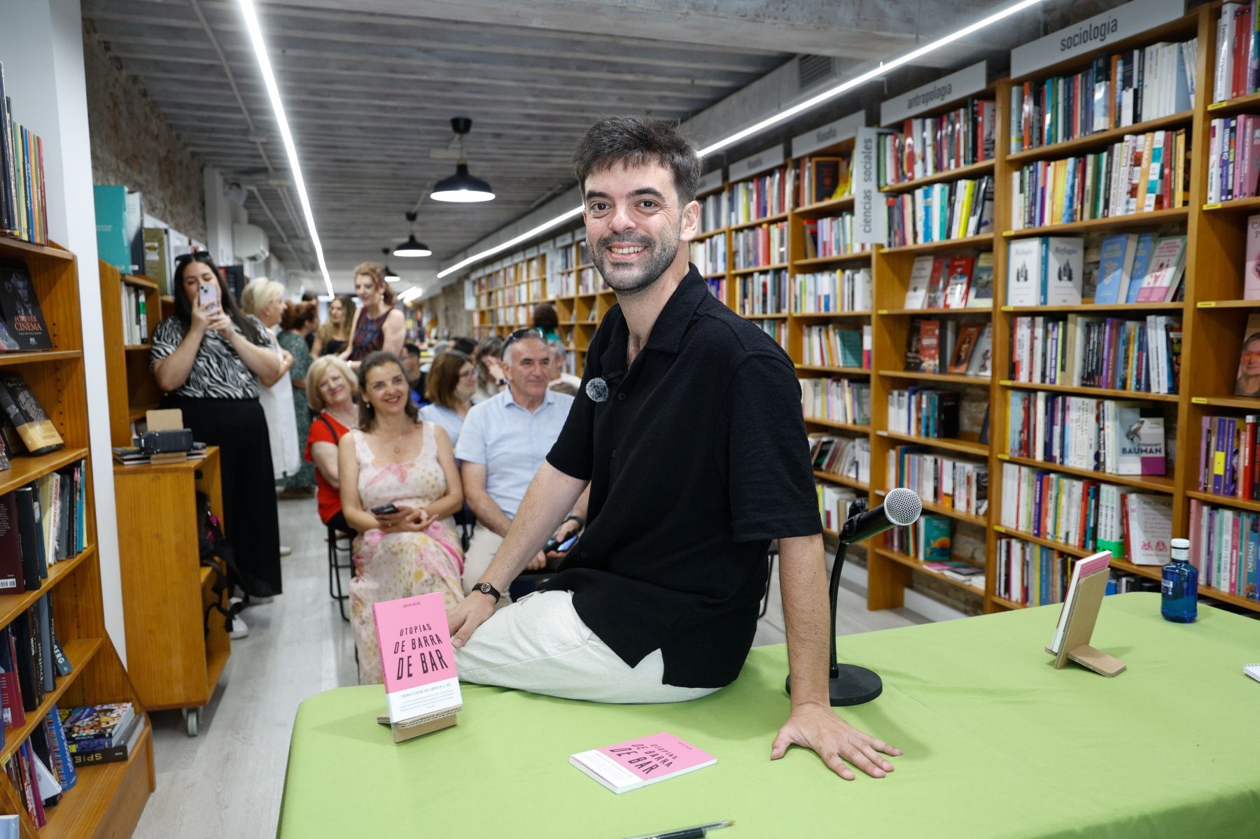 Javier Rueda, en la librería Luces, durante la presentación de su libro 'Utopías de barra de bar'.