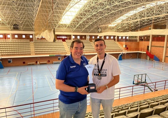 Gabriel Roldán e Ignacio Ruestes posan con la medalla y el trofeo de subcampeones de España.