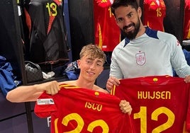 Huijsen posa con la camiseta de Isco y el medio punta con la del central, tras el partido de España ante Francia.