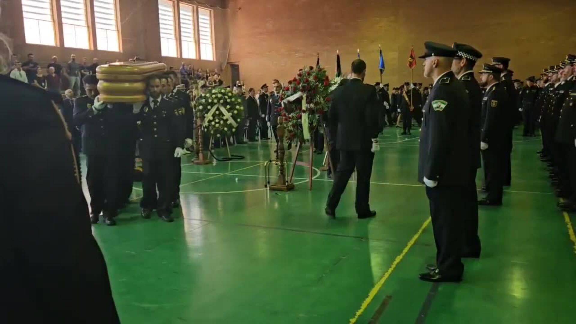 El adiós de la Policía a Antonio: la Comisaría recibe su féretro para imponerle la medalla roja