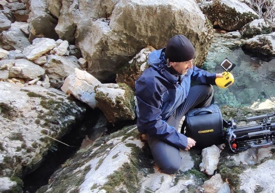 Antonio Moreno con el robot en la cueva sumergida de Castril.
