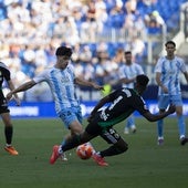 Lobete, en una acción ante Arroyo en el último partido de la temporada 2024-25 para el Málaga.