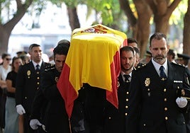 Dos policías locales rescataron al subinspector Antonio de su coche en llamas en Torremolinos