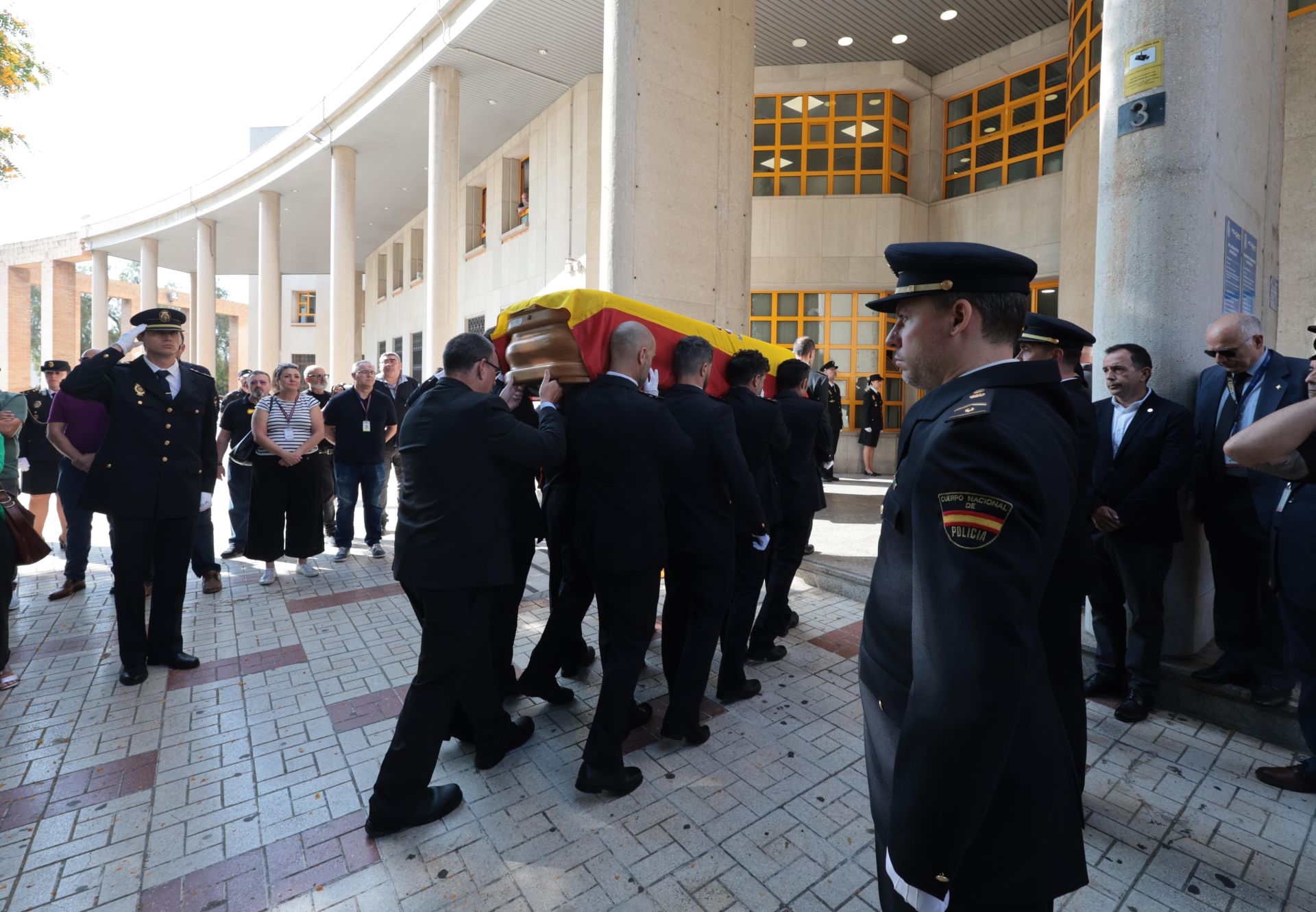 El adiós de la Policía a Antonio: la Comisaría recibe su féretro para imponerle la medalla roja