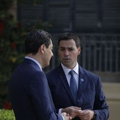 Juanma Moreno departe con el lehendakari, Imanol Pradales.