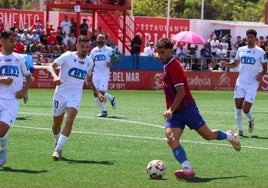 Paco Ariza, del Torre del Mar, en el duelo de ida.