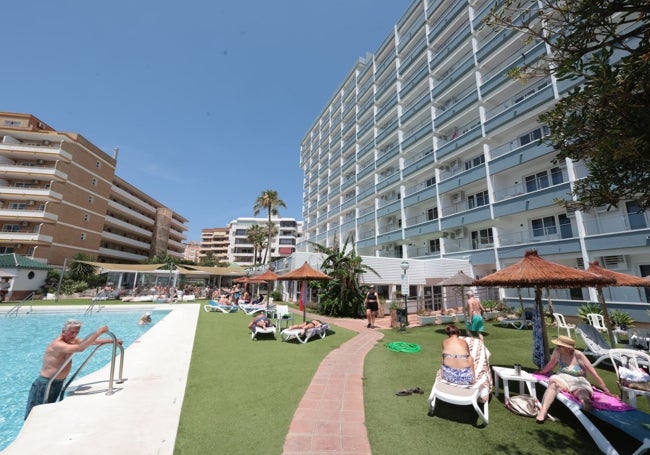 Turistas disfrutan de la piscina y el jardín de La Barracuda, que espera una buena ocupación este verano.