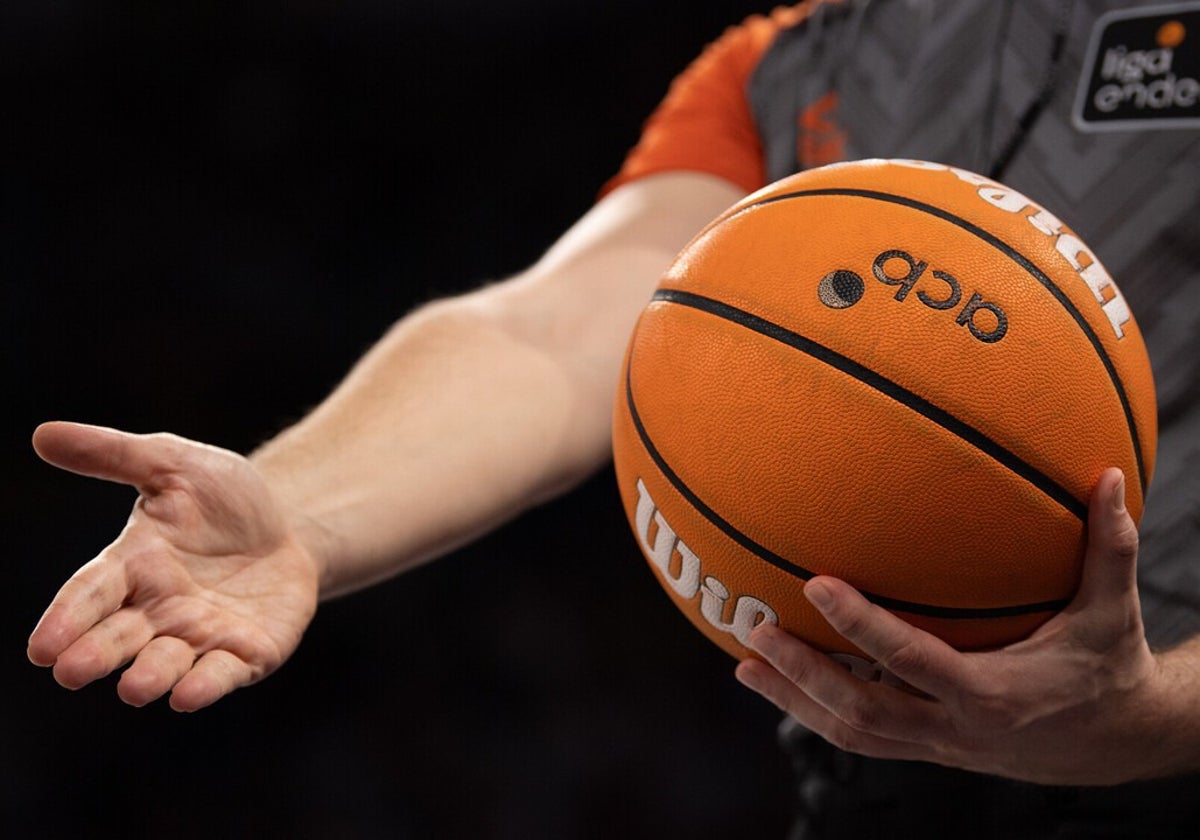 Los árbitros del duelo definitivo entre el Unicaja y el Barcelona