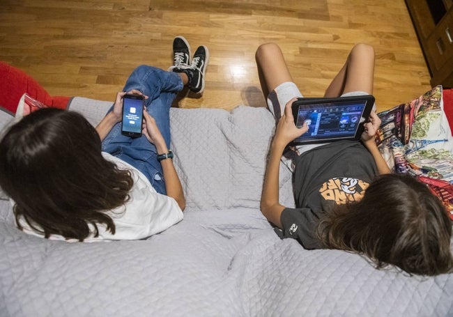 Niños de 11 y 13 años con sus propios dispositivos sin control parental.