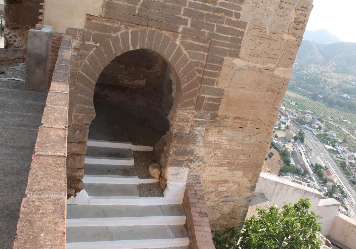 Imagen principal - Este elemento arquitectónico es del período nazarí y el arco está integrado en una puerta en un recodo del castillo.