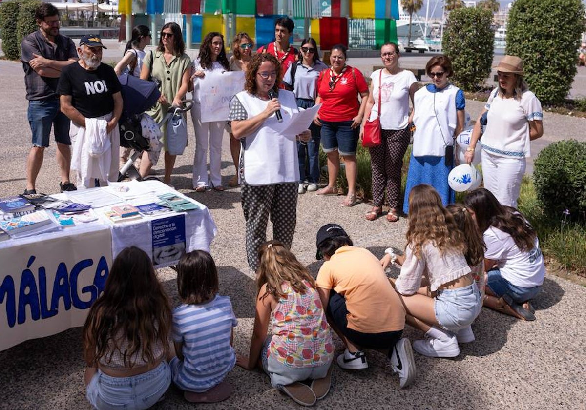 Los padres de dos colegios de Málaga pactan el control de los móviles de sus hijos en clase y en casa
