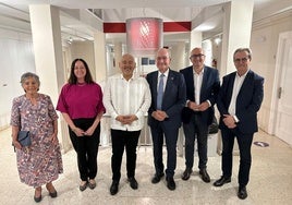 Rosa Francia, Mariana Pineda, Javier Camarena, Francisco de la Torre, López Mestanza y Juan Antonio Vigar tras el concierto del tenor mejicano en el Teatro Cervantes.