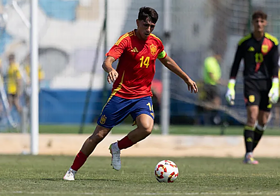Izan Merino, con el balón en el duelo ante Estados Unidos este mediodía.