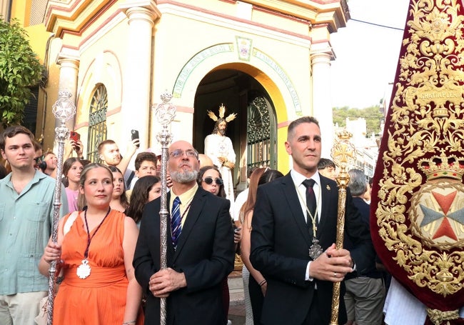 Directivos del Rescate, con el Señor en la misma puerta de la capilla.