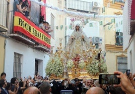 La Novia de Málaga, entre una lluvia de pétalos, en la calle Alonso Benítez.
